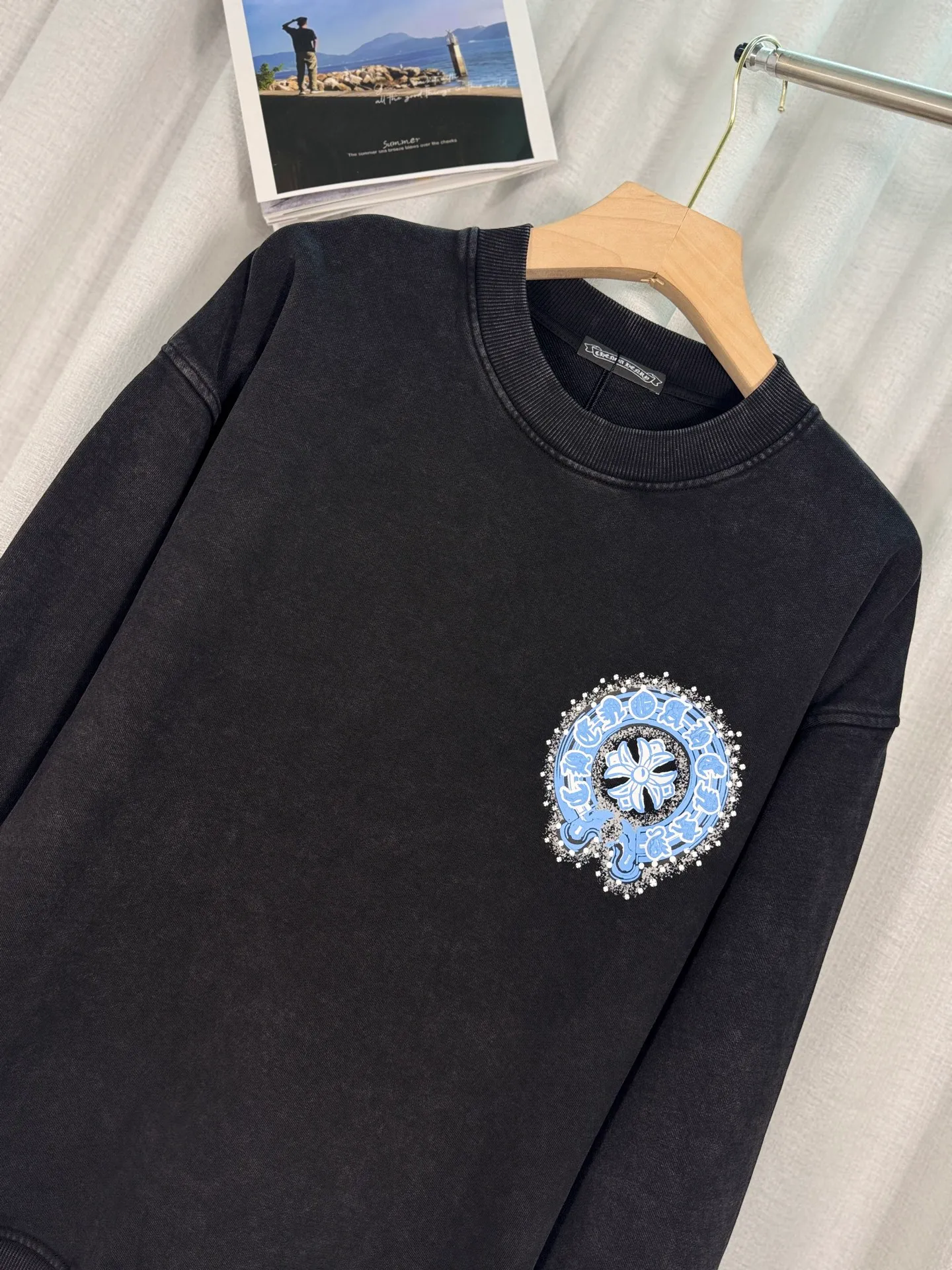 P260 top version, real shot without P, ​​different from market currency) 𝗖𝗵𝗿𝗼𝗺𝗲 𝗛𝗲𝗮𝗿𝘁𝘀/Croxin 2025 3D three-dimensional autumn and winter new original single counter American laser burnt 3D offset printing couple casual sweatshirt 👑The highest version! Customized fabric 430g tripe terry fabric! American acid washed distressed original denim with burnt flowers ✟appliqué embroidery and exquisite embroidery of letters! The best-selling model in the counter, very comfortable to wear. Accessories: original molded and authenticated collar label➕100% silk wash label. Genuine purchase-grade original hangtag➕matching hanging rope➕3D hanging beads➕original packaging bag. Craftsmanship: The original version has consistent wiring! The highest version of the armhole matching technique! Color: Gray Black Size: S M L XL Style No.: 9312